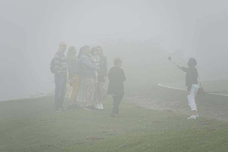 La densa niebla en los Lagos hizo que la mayoría de turistas optaran por quedarse en Covadonga, aun así hubo valientes que se decidieron a subir igualmente