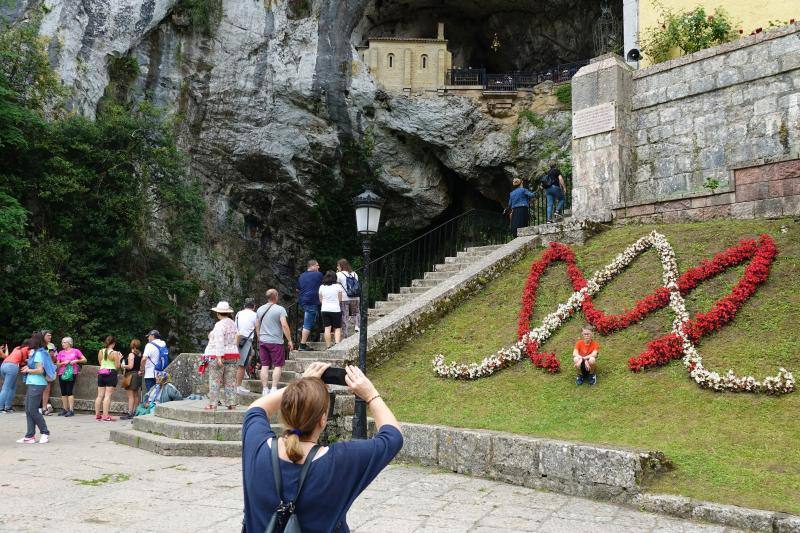 La densa niebla en los Lagos hizo que la mayoría de turistas optaran por quedarse en Covadonga, aun así hubo valientes que se decidieron a subir igualmente