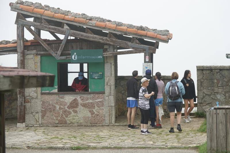 La densa niebla en los Lagos hizo que la mayoría de turistas optaran por quedarse en Covadonga, aun así hubo valientes que se decidieron a subir igualmente