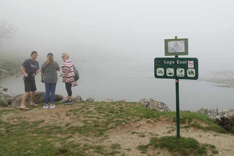 La densa niebla en los Lagos hizo que la mayoría de turistas optaran por quedarse en Covadonga, aun así hubo valientes que se decidieron a subir igualmente