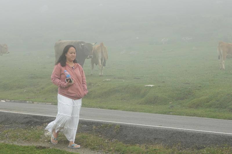 La densa niebla en los Lagos hizo que la mayoría de turistas optaran por quedarse en Covadonga, aun así hubo valientes que se decidieron a subir igualmente