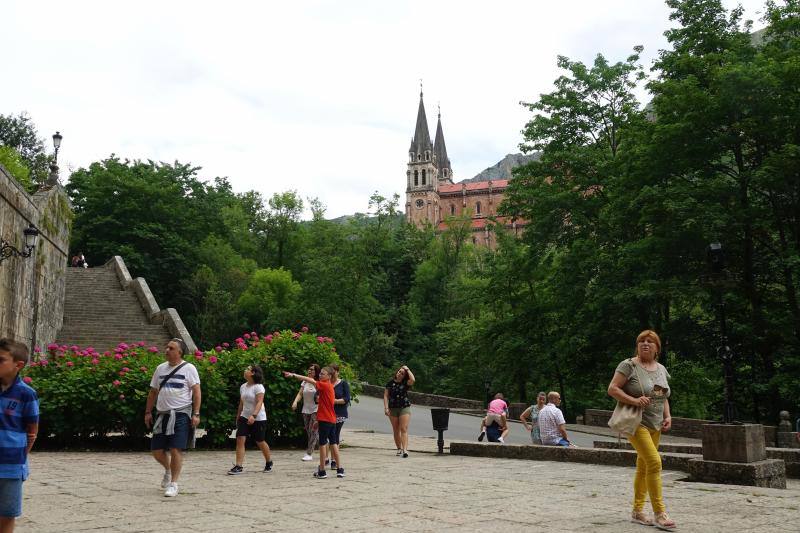 La densa niebla en los Lagos hizo que la mayoría de turistas optaran por quedarse en Covadonga, aun así hubo valientes que se decidieron a subir igualmente
