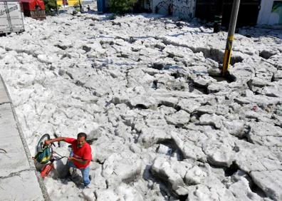 Imagen secundaria 1 - Una fuerte granizada en México provoca daños en más de 200 viviendas y deja increíbles imágenes