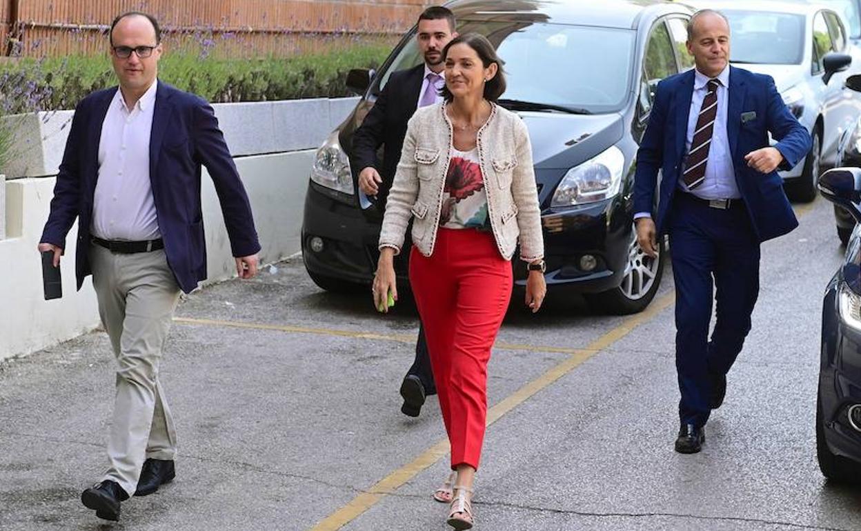 La ministra Reyes Maroto, a su llegada a la reunión con sindicatos.