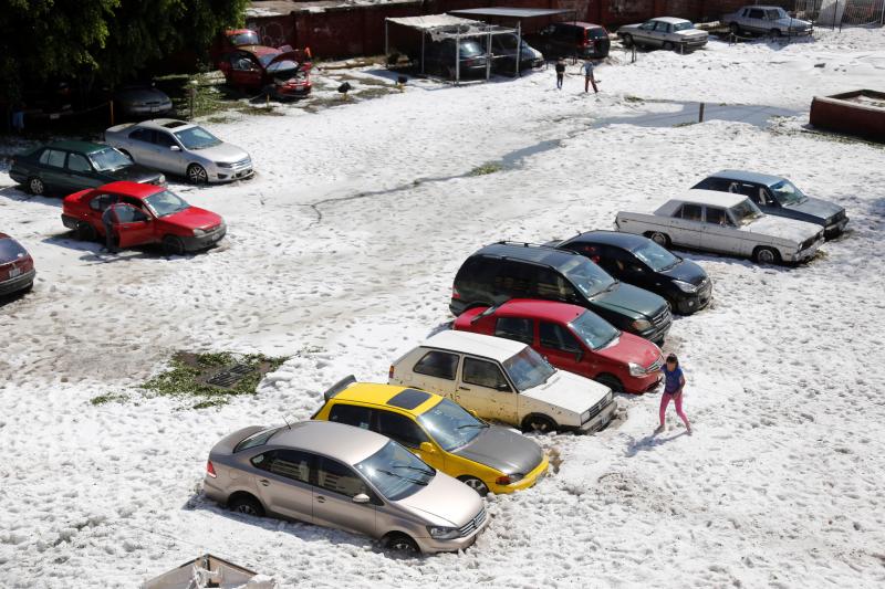 Más de 200 casas afectadas y decenas de coches sepultados. Son las consecuencias más visibles de la increíble granizada que afectó este domingo a la ciudad mexicana de Guadalajara, donde se registraron acumulaciones de hasta metro y medio.