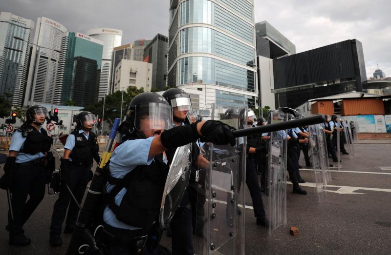 Nueva jornada de movilizaciones en Hong Kong contra la propuesta de Ley de Extradición, que abre la posibilidad de enviar a delincuentes a la China continental. La ola de indignación ha llevado a decenas de manifestante a asaltar el parlamento tras romper las puertas.