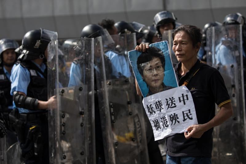 Nueva jornada de movilizaciones en Hong Kong contra la propuesta de Ley de Extradición, que abre la posibilidad de enviar a delincuentes a la China continental. La ola de indignación ha llevado a decenas de manifestante a asaltar el parlamento tras romper las puertas.