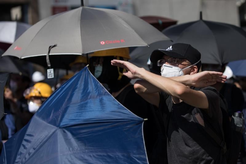 Nueva jornada de movilizaciones en Hong Kong contra la propuesta de Ley de Extradición, que abre la posibilidad de enviar a delincuentes a la China continental. La ola de indignación ha llevado a decenas de manifestante a asaltar el parlamento tras romper las puertas.