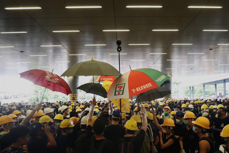 Nueva jornada de movilizaciones en Hong Kong contra la propuesta de Ley de Extradición, que abre la posibilidad de enviar a delincuentes a la China continental. La ola de indignación ha llevado a decenas de manifestante a asaltar el parlamento tras romper las puertas.