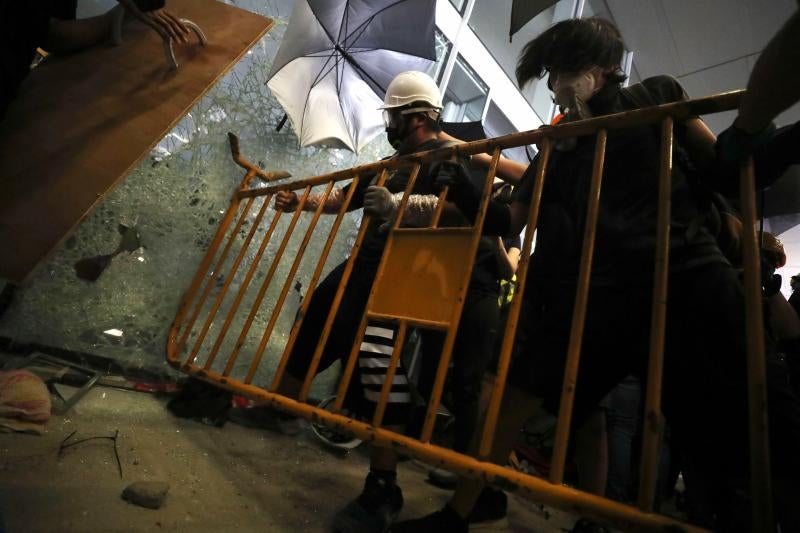 Nueva jornada de movilizaciones en Hong Kong contra la propuesta de Ley de Extradición, que abre la posibilidad de enviar a delincuentes a la China continental. La ola de indignación ha llevado a decenas de manifestante a asaltar el parlamento tras romper las puertas.