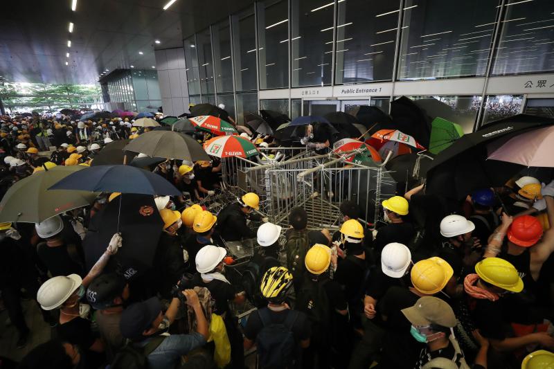Nueva jornada de movilizaciones en Hong Kong contra la propuesta de Ley de Extradición, que abre la posibilidad de enviar a delincuentes a la China continental. La ola de indignación ha llevado a decenas de manifestante a asaltar el parlamento tras romper las puertas.