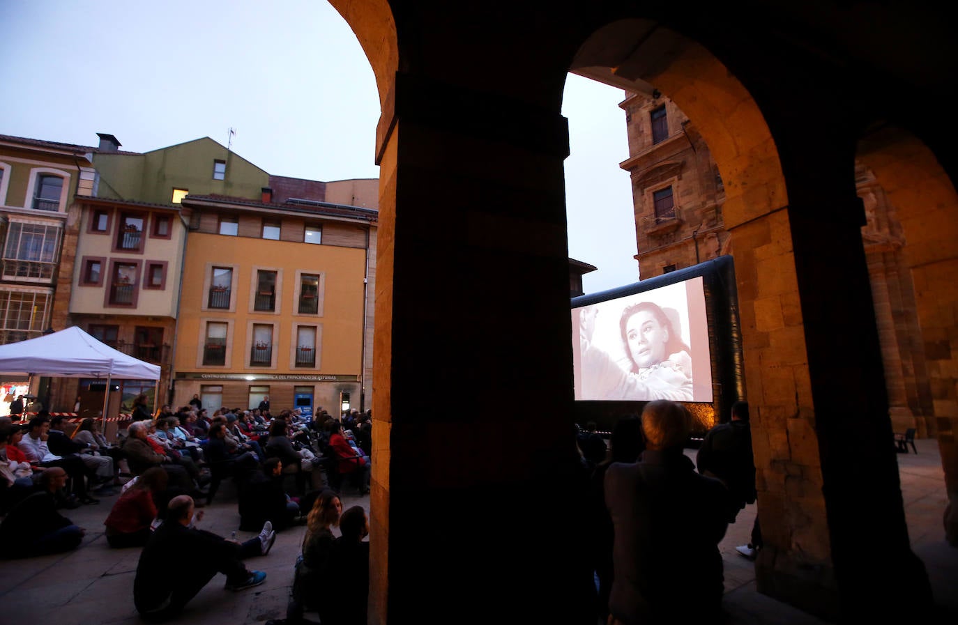 Hasta el 28 de agosto se proyectará veinte películas. Este martes arrancó el ciclo con 'Vacaciones en Roma' 