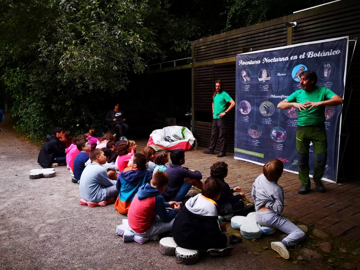 Medio centenar de personas, repartidas en quince tiendas de campaña, estrenaron este lunes una nueva edición de Aventura Nocturna, una actividad del Jardín Botánico que cumple ocho años.
