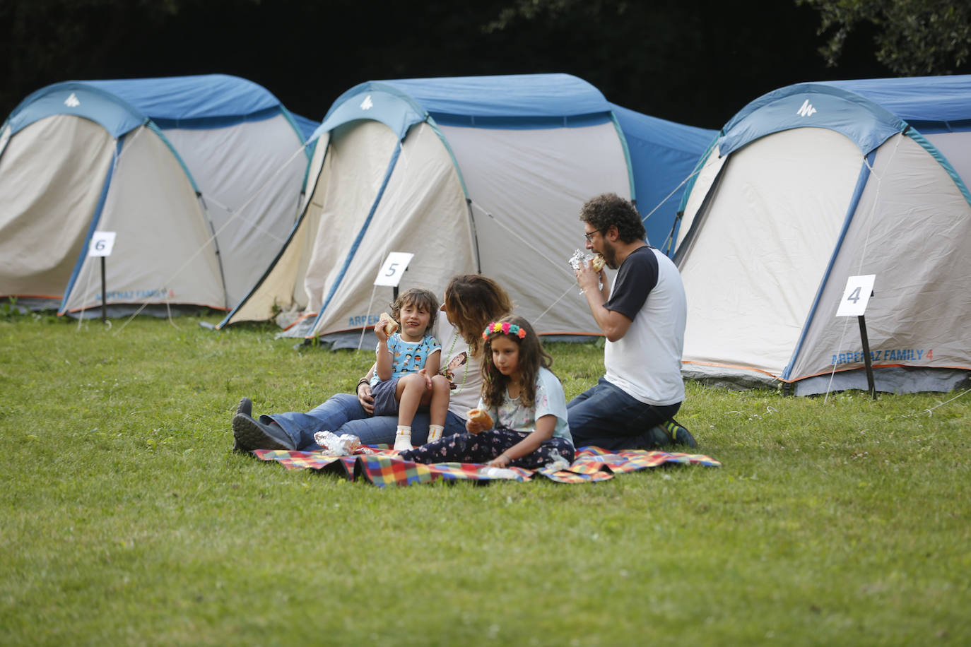 Medio centenar de personas, repartidas en quince tiendas de campaña, estrenaron este lunes una nueva edición de Aventura Nocturna, una actividad del Jardín Botánico que cumple ocho años.