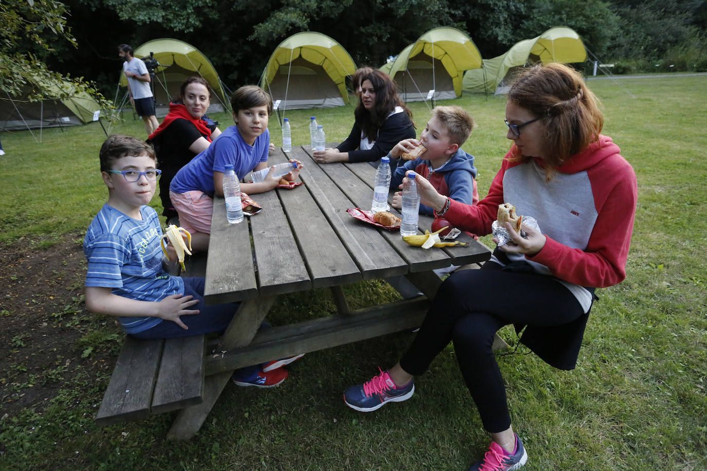 Medio centenar de personas, repartidas en quince tiendas de campaña, estrenaron este lunes una nueva edición de Aventura Nocturna, una actividad del Jardín Botánico que cumple ocho años.