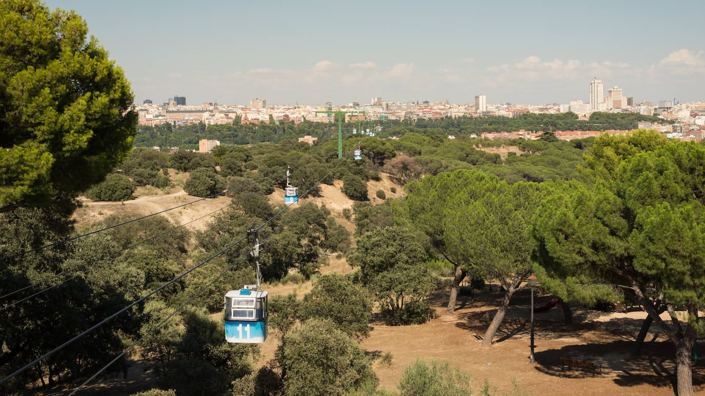 3. Acostumbrados al tráfico y al asfalto, Madrid también presume de espacios de esparcimiento, donde poder tomar el sol o simplemente practicar deporte. El gigante de la capital es la Casa de Campo, con algo más de 14 millones de metros cuadrados. El siguen a gran distancia el Parque forestal de Valdebebas (1.846.246 m² y el Retiro, el más conocido de todos, según el ranking de Holidu.