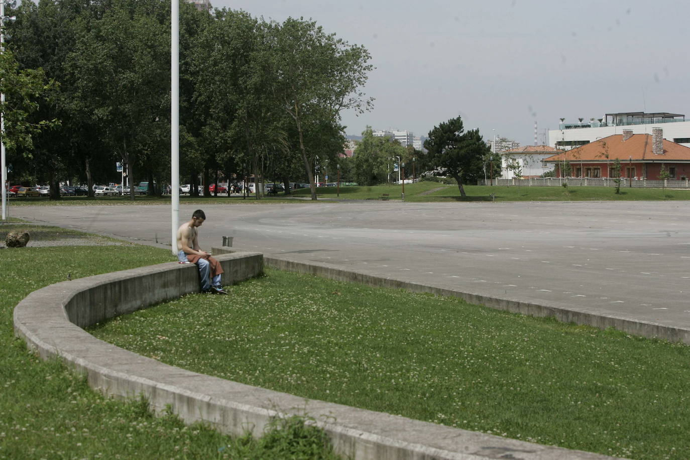 11. Gijón dispone de 7,85 m² por habitante de zonas verdes.Entre los principales parques de la ciudad asturiana se encuentran el Isabel La Católica, Los Pericones, El Fluvial (Viesques) o el Hermanos Castro. Lugares muy utilizados para el esparcimiento y la práctica de ejercicio, según el ranking de Holidu.