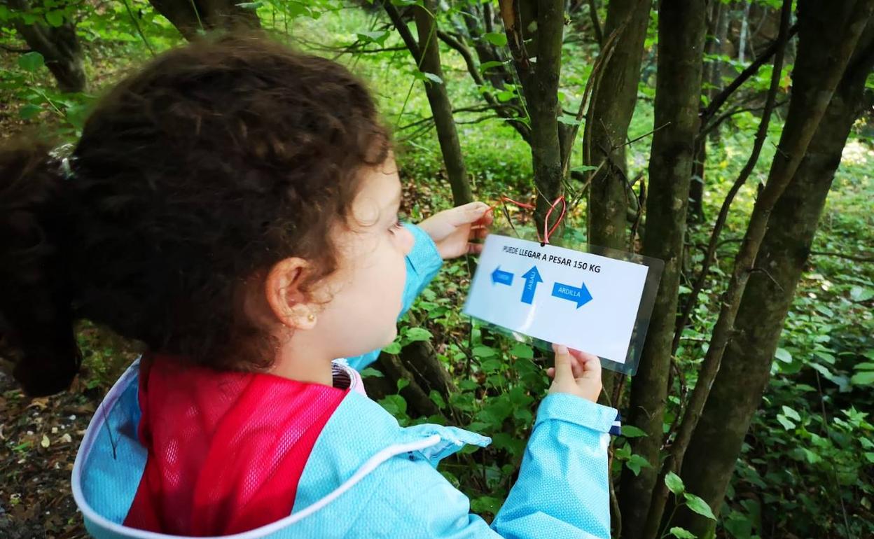 Candela lee una de las indicaciones de la gymkana.