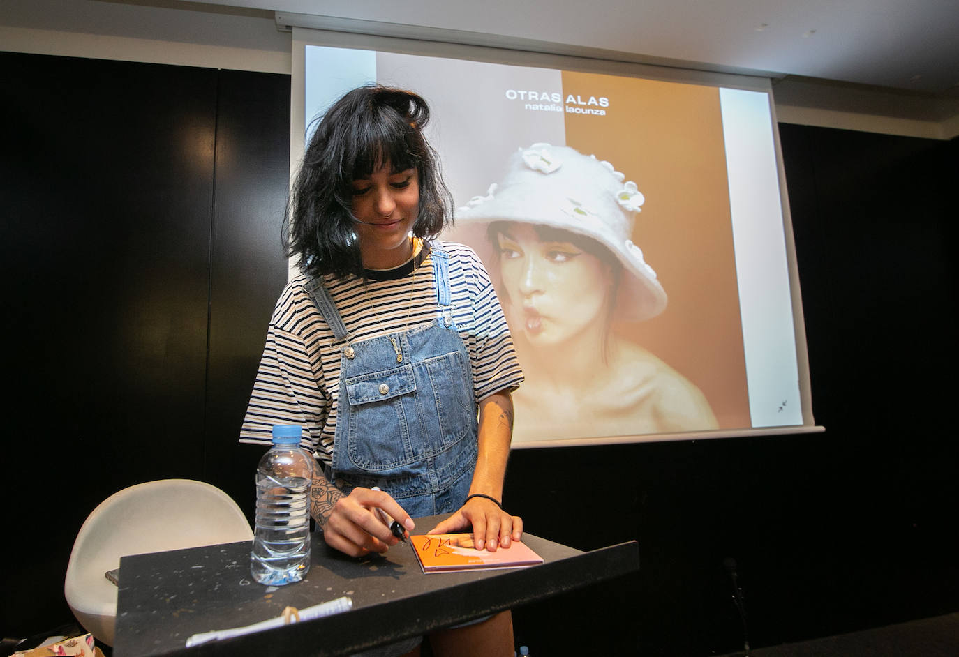 Nervios a flor de piel y muchos besos, abrazos y sonrisas en el encuentro que la cantante Natalia Lacunza, finalista de la última edición de 'Operación Triunfo', ha tenido con sus seguidores en Fnac Asturias (Siero), donde ha firmado ejemplares de su trabajo 'Otras alas'. La 'triunfita' se ha prestado a posar para todas las fotos que le han reclamado sus fans, que le han hecho un buen número de regalos, entre ellos, alguna botella de sidra. 