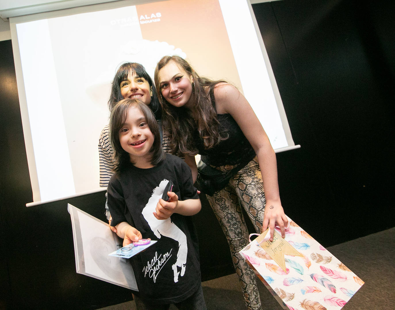 Nervios a flor de piel y muchos besos, abrazos y sonrisas en el encuentro que la cantante Natalia Lacunza, finalista de la última edición de 'Operación Triunfo', ha tenido con sus seguidores en Fnac Asturias (Siero), donde ha firmado ejemplares de su trabajo 'Otras alas'. La 'triunfita' se ha prestado a posar para todas las fotos que le han reclamado sus fans, que le han hecho un buen número de regalos, entre ellos, alguna botella de sidra. 