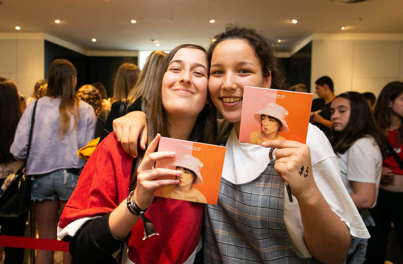 Nervios a flor de piel y muchos besos, abrazos y sonrisas en el encuentro que la cantante Natalia Lacunza, finalista de la última edición de 'Operación Triunfo', ha tenido con sus seguidores en Fnac Asturias (Siero), donde ha firmado ejemplares de su trabajo 'Otras alas'. La 'triunfita' se ha prestado a posar para todas las fotos que le han reclamado sus fans, que le han hecho un buen número de regalos, entre ellos, alguna botella de sidra. 