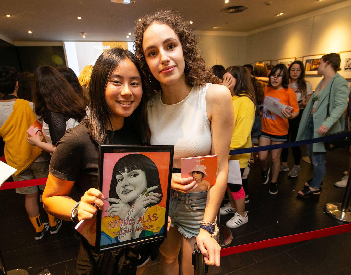 Nervios a flor de piel y muchos besos, abrazos y sonrisas en el encuentro que la cantante Natalia Lacunza, finalista de la última edición de 'Operación Triunfo', ha tenido con sus seguidores en Fnac Asturias (Siero), donde ha firmado ejemplares de su trabajo 'Otras alas'. La 'triunfita' se ha prestado a posar para todas las fotos que le han reclamado sus fans, que le han hecho un buen número de regalos, entre ellos, alguna botella de sidra. 