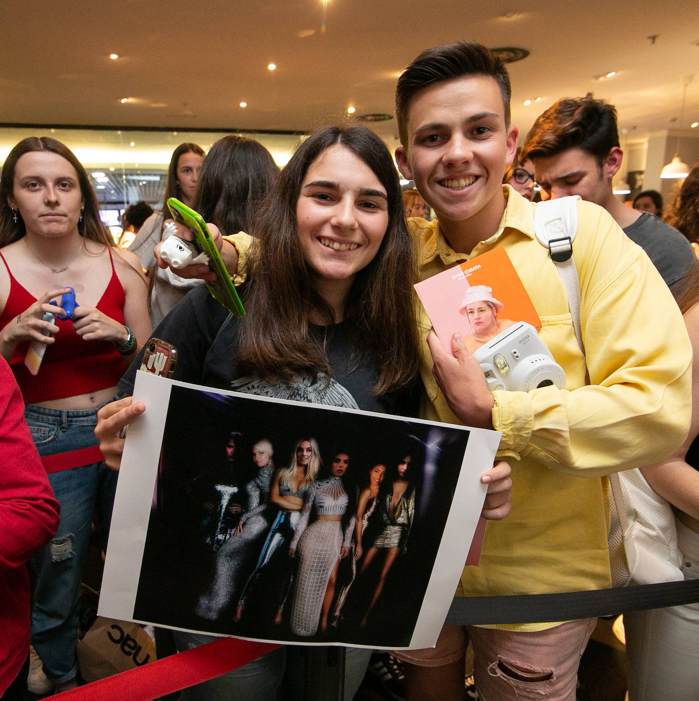 Nervios a flor de piel y muchos besos, abrazos y sonrisas en el encuentro que la cantante Natalia Lacunza, finalista de la última edición de 'Operación Triunfo', ha tenido con sus seguidores en Fnac Asturias (Siero), donde ha firmado ejemplares de su trabajo 'Otras alas'. La 'triunfita' se ha prestado a posar para todas las fotos que le han reclamado sus fans, que le han hecho un buen número de regalos, entre ellos, alguna botella de sidra. 