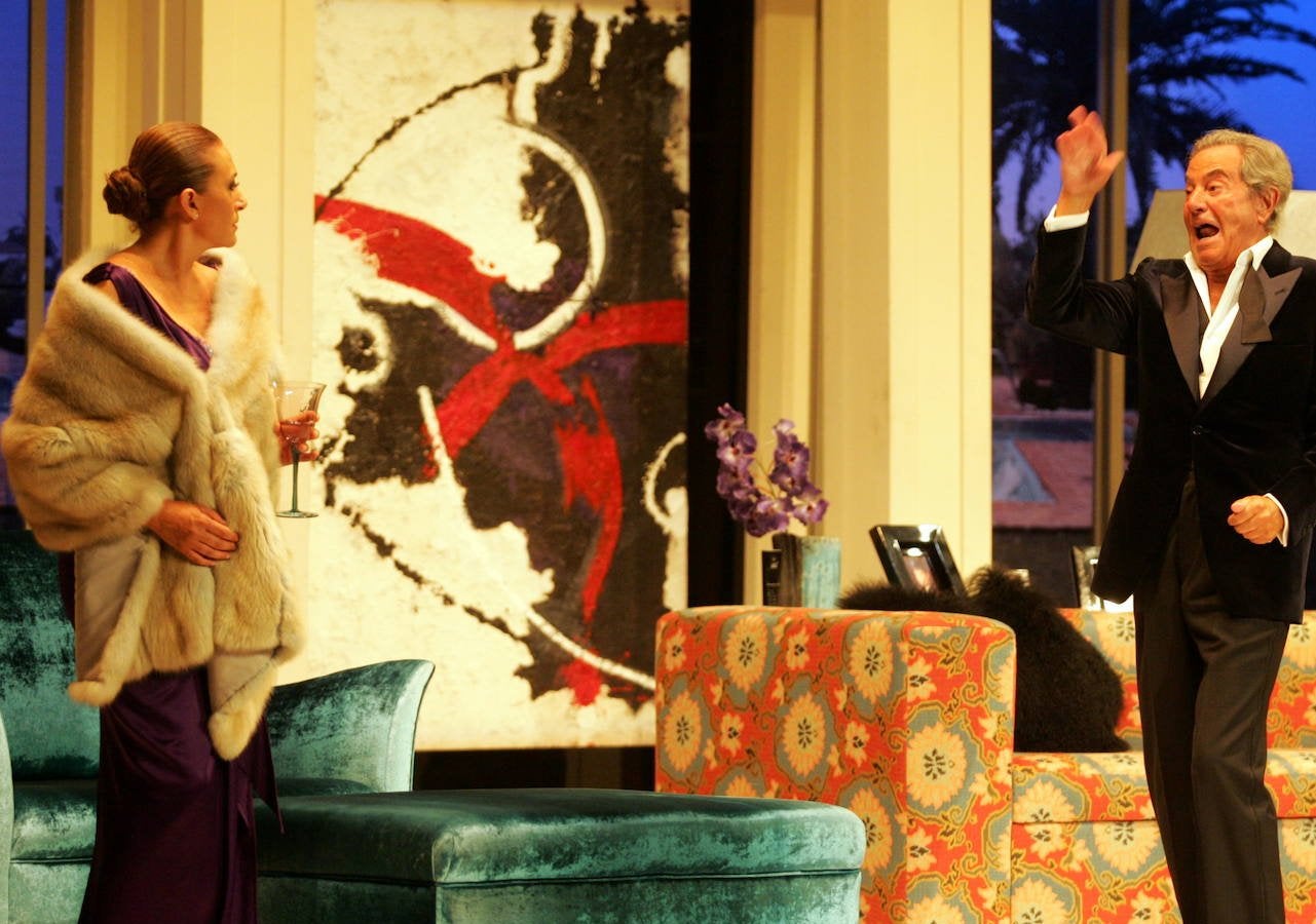 Arturo Fernández está considerado uno de los grandes galanes de la escena española. Muy implicado con su Asturias del alma, a continuación hacemos un repaso fotográfico por su carrera.