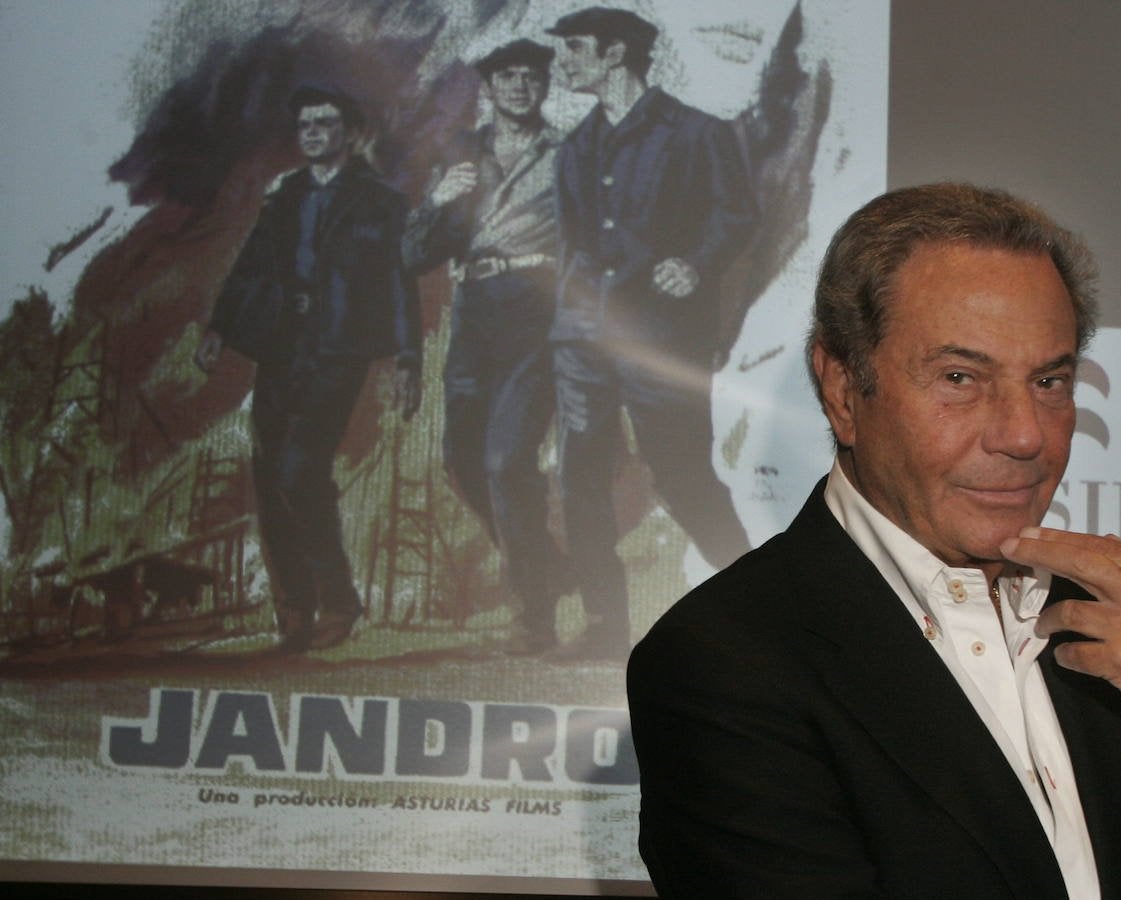 Arturo Fernández está considerado uno de los grandes galanes de la escena española. Muy implicado con su Asturias del alma, a continuación hacemos un repaso fotográfico por su carrera.