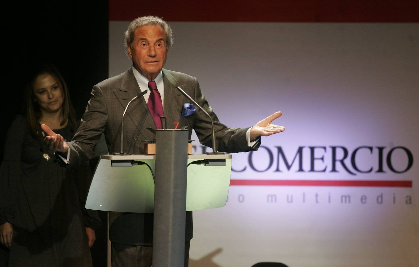 Arturo Fernández está considerado uno de los grandes galanes de la escena española. Muy implicado con su Asturias del alma, a continuación hacemos un repaso fotográfico por su carrera.