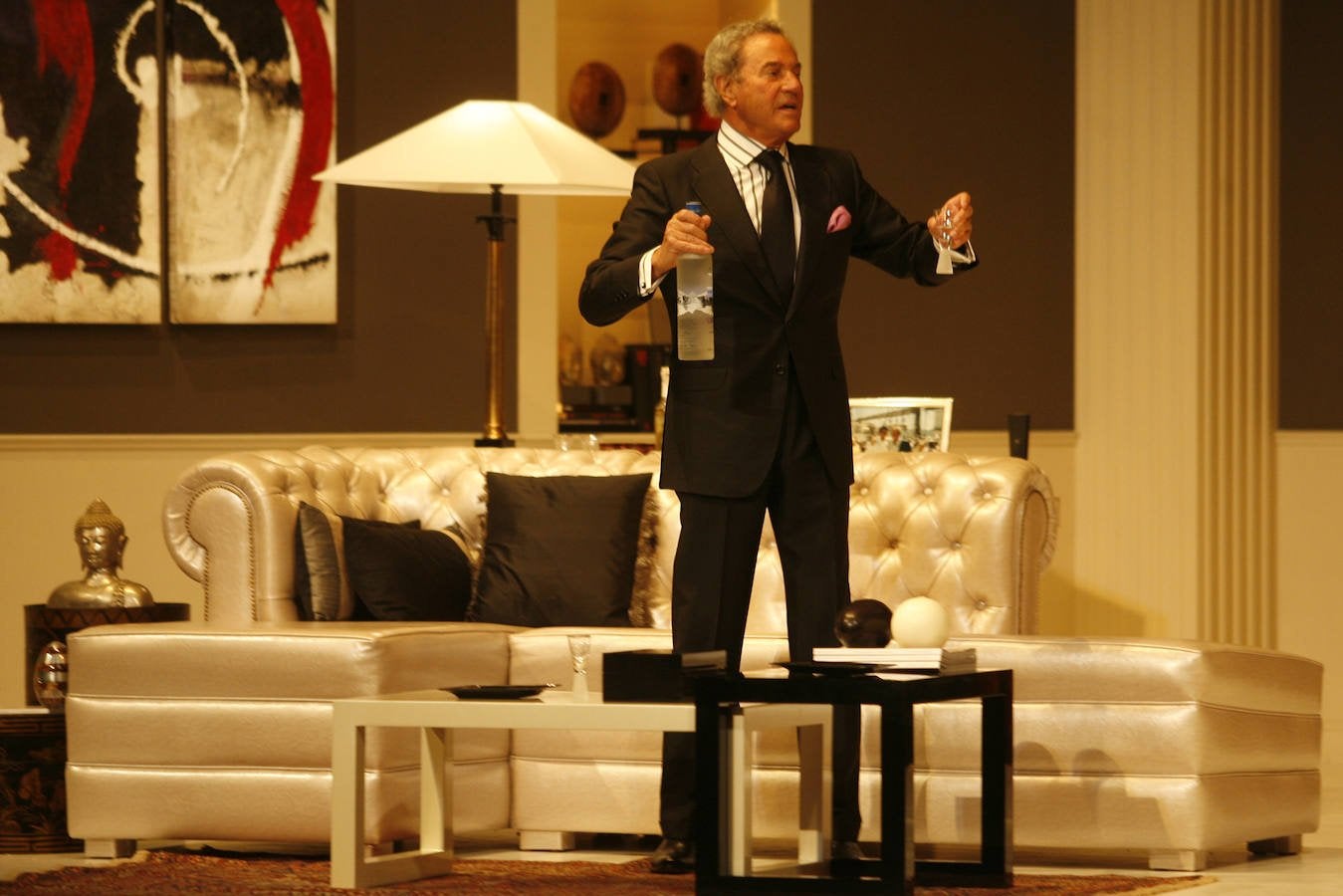 Arturo Fernández está considerado uno de los grandes galanes de la escena española. Muy implicado con su Asturias del alma, a continuación hacemos un repaso fotográfico por su carrera.