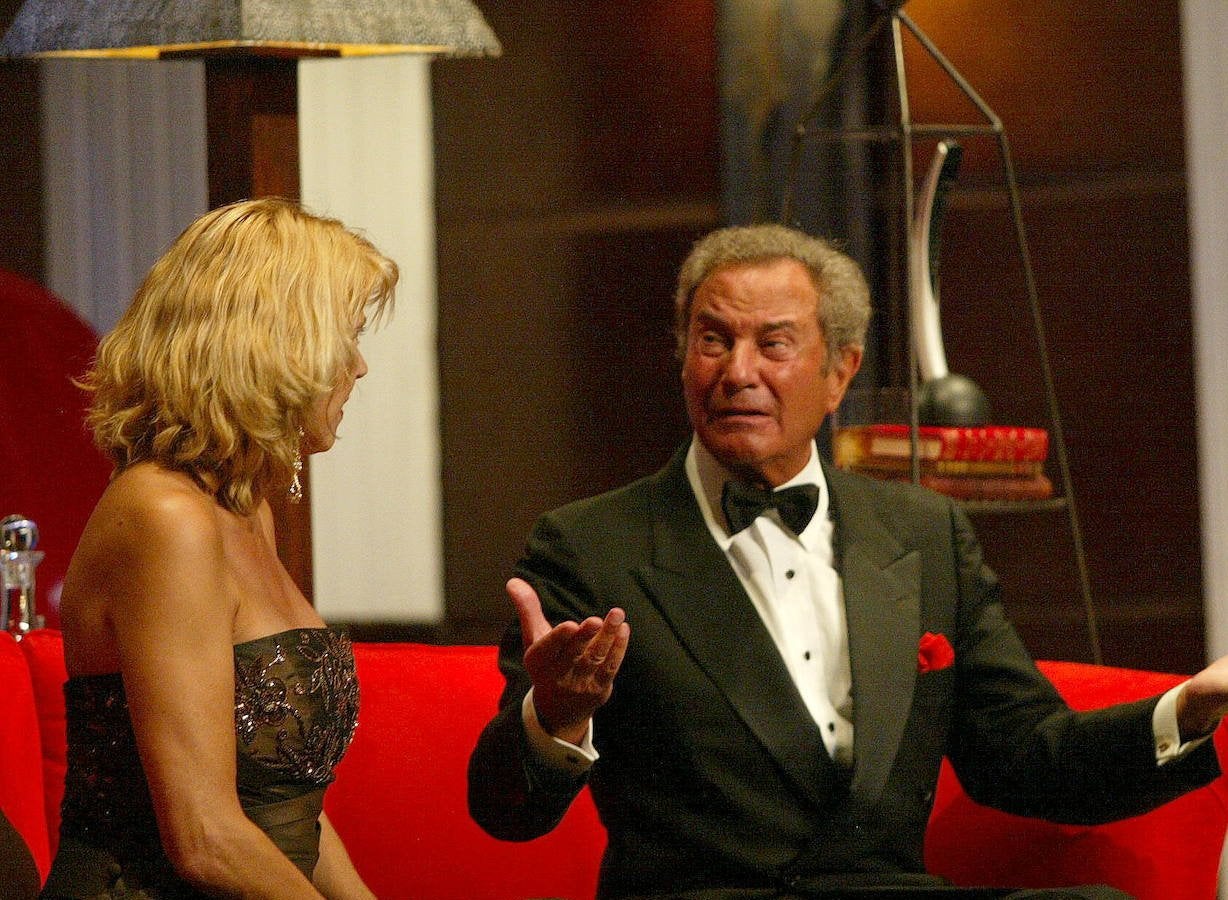 Arturo Fernández está considerado uno de los grandes galanes de la escena española. Muy implicado con su Asturias del alma, a continuación hacemos un repaso fotográfico por su carrera.