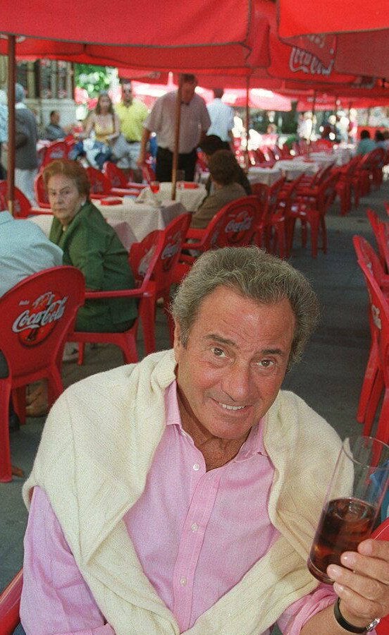 Arturo Fernández está considerado uno de los grandes galanes de la escena española. Muy implicado con su Asturias del alma, a continuación hacemos un repaso fotográfico por su carrera.