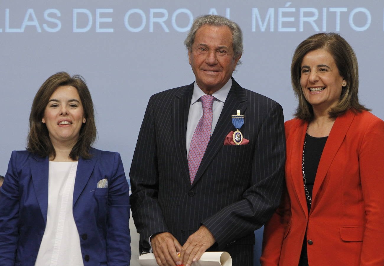 Arturo Fernández está considerado uno de los grandes galanes de la escena española. Muy implicado con su Asturias del alma, a continuación hacemos un repaso fotográfico por su carrera.