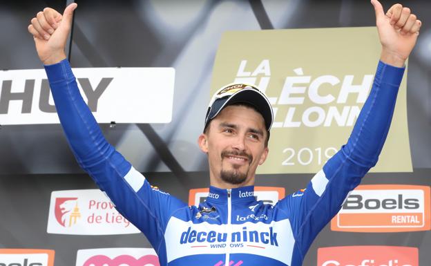 Julian Alaphilippe, celebrando la victoria en La Flecha Valona.