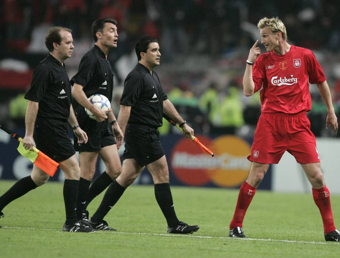 El jugador del Liverpool Sami Hyypia protestaba al trio arbitral, encabezado por Manuel Enrique Mejuto González (con el balón), en la final de la Liga de Campeones en 2005, en la que el equipo inglés se enfrentó al Milán