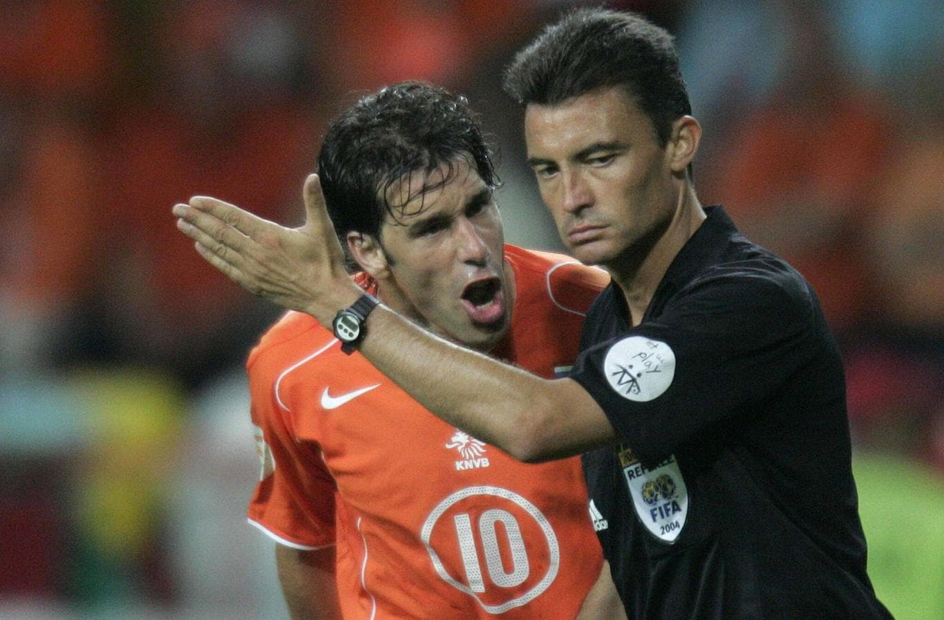El árbitro asturiano Manuel Enrique Mejuto González escucha las increpaciones del delantero Van Nistelrroy durante el partido entre Holanda y la república Checa en la Eurocopa de Portugal en 2004.