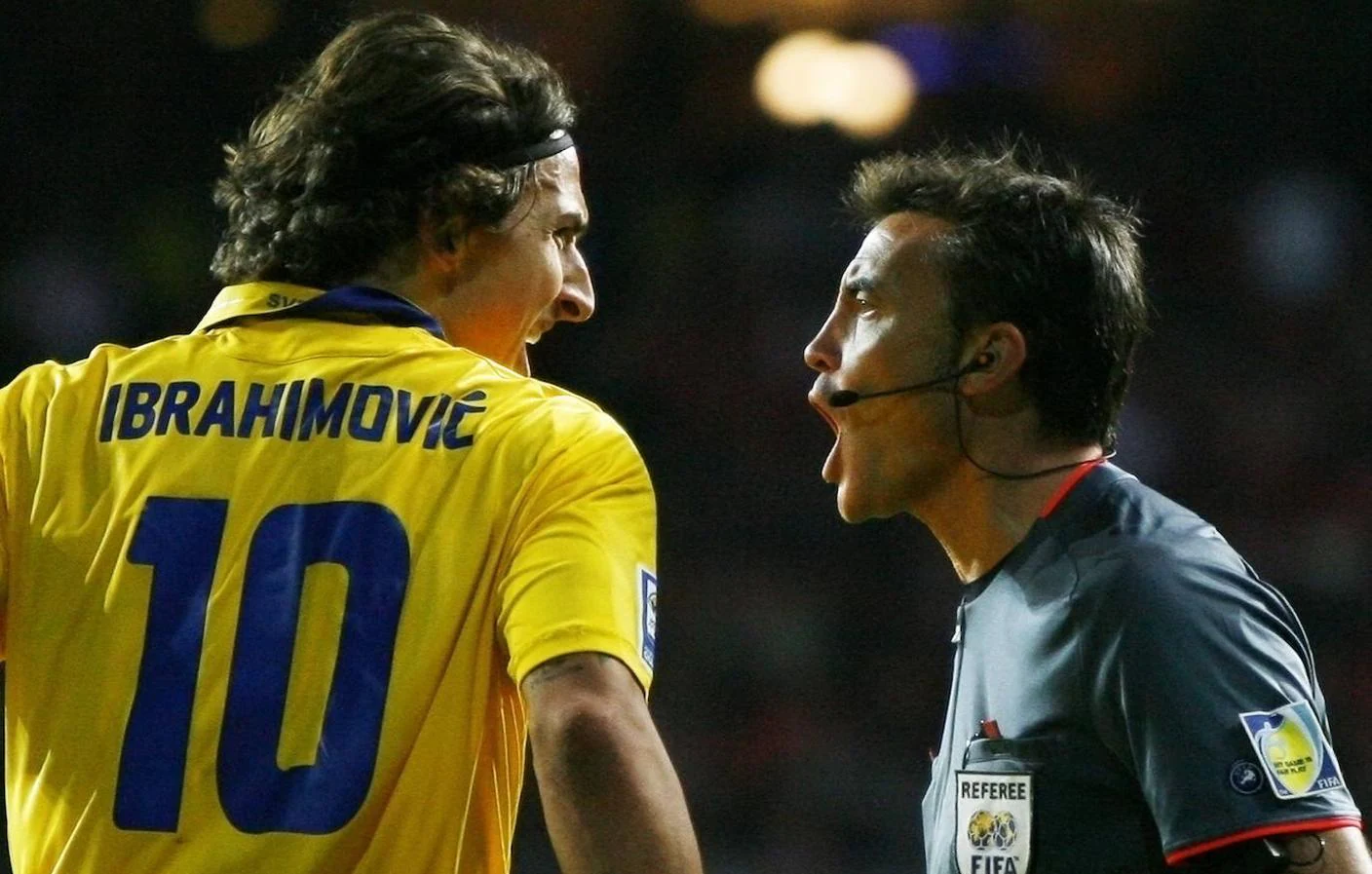 El árbitro asturiano Manuel Enrique Mejuto González discute con Zlatan Ibrahimovic durante el partido de clasificación para el mundial entre Suecia y Dinamarca