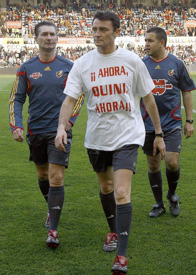 Manuel Enrique Mejuto González (c) lució una camiseta en apoyo a Quini, por el entonces convaleciente de una operación quirúrgica, momentos antes de iniciarse el encuentro disputado en el estadio del Sardinero.
