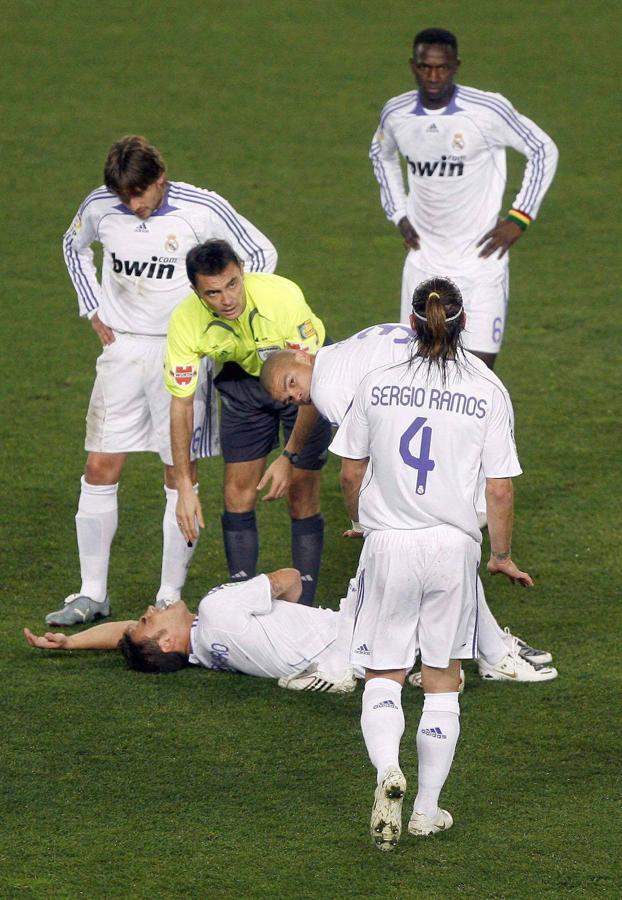 El árbitro asturiano Manuel Enrique Mejuto González rodeado de los jugadores del Real Madrid, Sergio Ramos, Cannavaro, Heinze y Diarra en el Camp Nou en 2007