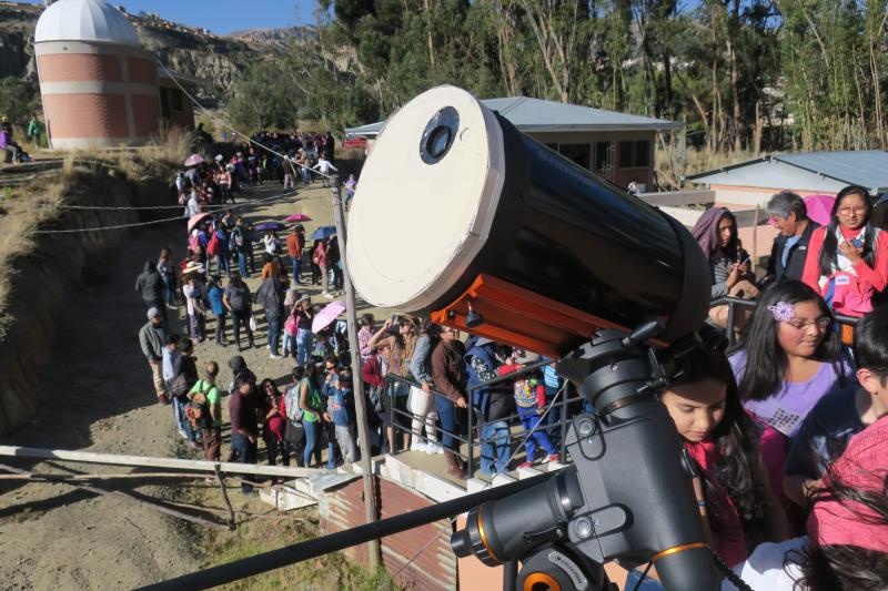 Miles de personas disfrutaron este 2 de julio del eclipse total de sol que sumió en la oscuridad una franja de 150 kilómetros entre el norte de Chile y el centro de Argentina. El próximo fenómeno de estas características tendrá lugar el 14 de diciembre del 2020.