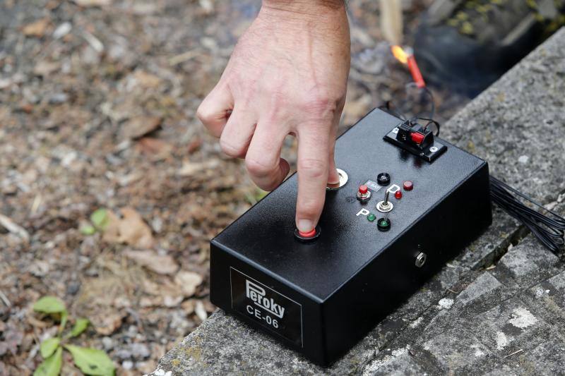 Asturias es la primera región en utilizar material pirotécnico para acabar con los nidos de las avispas. Este sistema permitirá eliminar por completo tanto la colonia como el nido y es menos dañino para el medio ambiente.