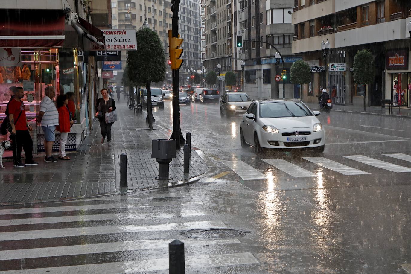 El tiempo no entiende de meses ni estaciones y, en pleno verano, ha descargado granizo sobre la capital del Principado de Asturias 