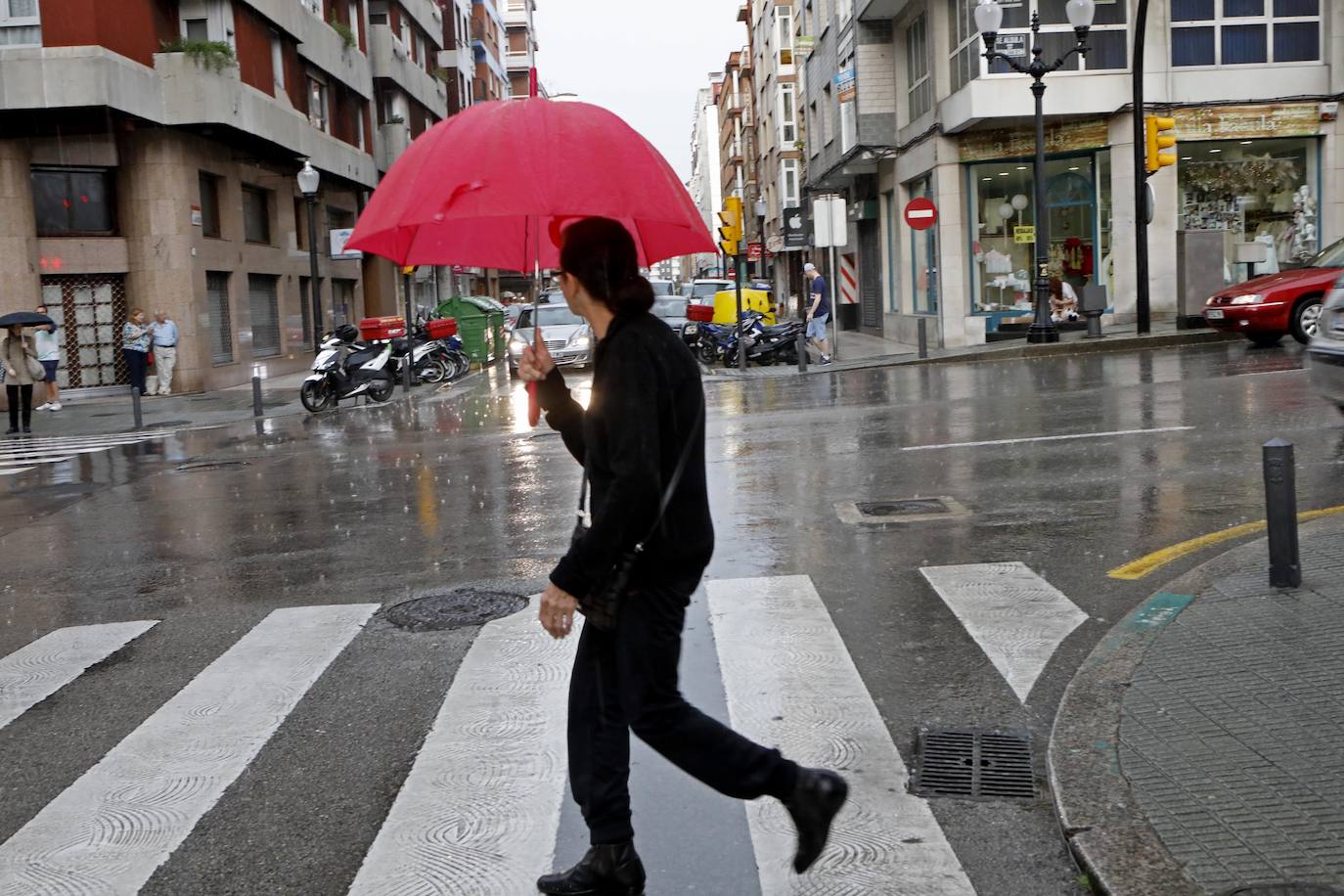 El tiempo no entiende de meses ni estaciones y, en pleno verano, ha descargado granizo sobre la capital del Principado de Asturias 