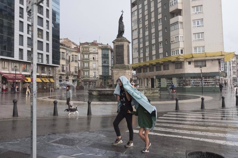 El tiempo no entiende de meses ni estaciones y, en pleno verano, ha descargado granizo sobre la capital del Principado de Asturias 