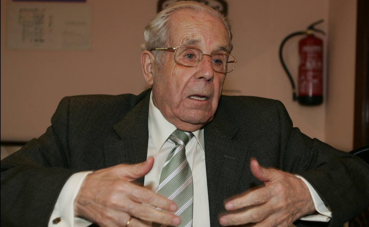 José Luis Martínez, expresidente del Ateneo Jovellanos.