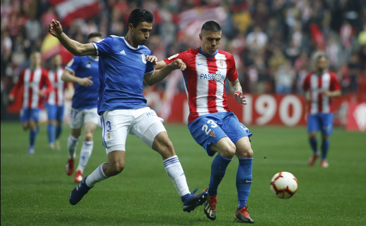 Alanis y Djurdjevic en el último partido entre el Sporting y el Real Oviedo.