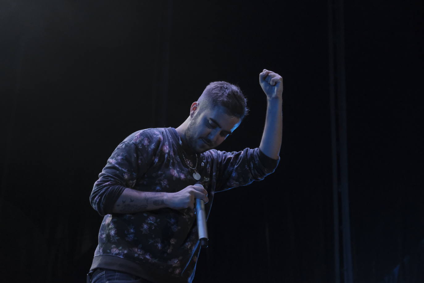 Beret conectó con los más jóvenes en Gijón. El rapero sevillano repasó sus canciones más conocidas en Metrópoli ante miles de chavales.