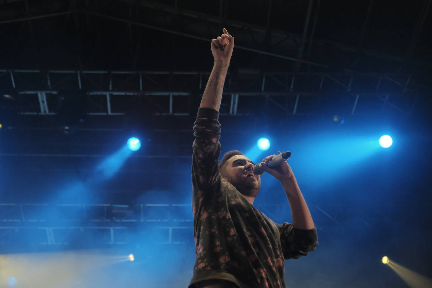 Beret conectó con los más jóvenes en Gijón. El rapero sevillano repasó sus canciones más conocidas en Metrópoli ante miles de chavales.