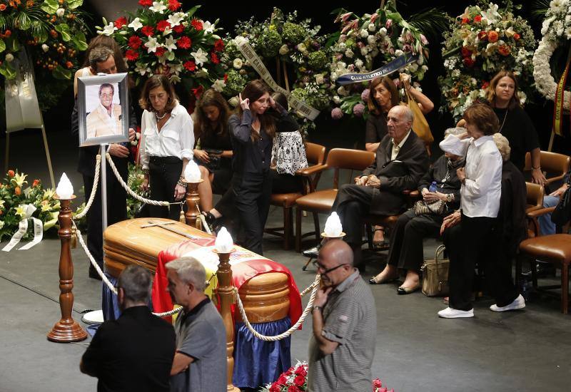 Decenas de personas despiden al actor y empresario teatral Arturo Fernández en la capilla ardiente abierta en el Teatro Jovellanos de Gijón.